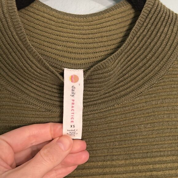 Daily Practice Cozy Two Tone Sweater - Picture 5 of 8